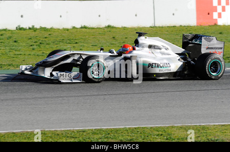 Michael Schumacher di guidare per la Mercedes GP Petronas team durante i test sul Circuito de Catalunya, Montmelo, Spagna 2010 Foto Stock