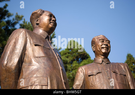 Statua di bronzo di Mao Zedong e Zhou Enlai vicino al museo di Lushan. Lu Shan , Jiangxi, Cina. Foto Stock