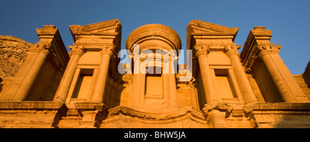 Il monastero o El Deir presso l'antica rosa rossa città di Petra al tramonto a Wadi Musa, Giordania. Foto Stock