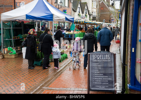 Gli amanti dello shopping, bancarelle negozi in una zona pedonale car free high street a Chesham Bucks, Regno Unito Foto Stock