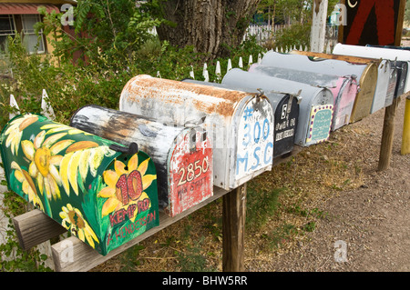 Cassette postali colorate dipinte a mano a Madrid, New Mexico. Foto Stock