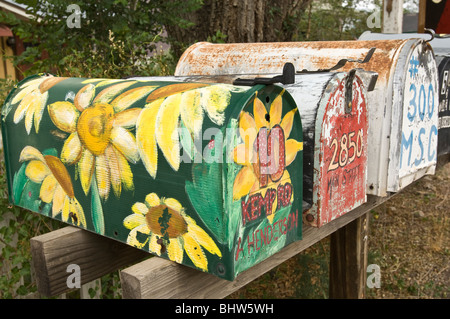 Cassette postali colorate dipinte a mano a Madrid, New Mexico. Foto Stock