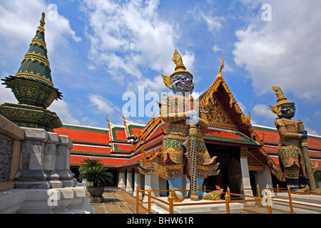 Custodi di Prasat Phra Dhepbidorn Tempio Grand Palace a Bangkok in Tailandia Foto Stock