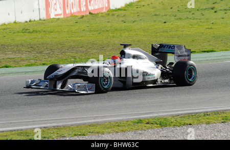 Michael Schumacher di guidare per la Mercedes GP Petronas team durante i test sul Circuito de Catalunya, Montmelo, Spagna 2010 Foto Stock