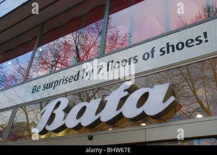 Bata Shoe shop segno Vaclavske namesti square Praga Repubblica Ceca Europa Foto Stock