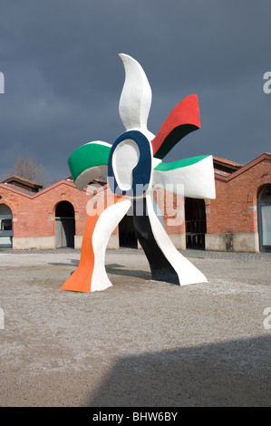 Free standing scultura, La Grande fleur qui marche, da Fernand Léger a les macelli museo di arte moderna, Toulouse, Occitanie, Francia Foto Stock