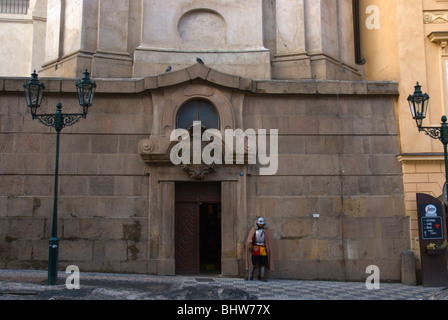 Porta della torre di Sv Mikulas (St Nicholas) chiesa esterno Mala Strana di Praga Repubblica Ceca Europa Foto Stock