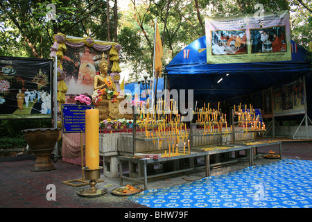 Oro statua del Buddha santuario con candele, Bangkok, Thailandia. Foto Stock