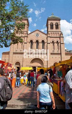 La Colombia, il Mercado de San Alejo, studente artigianato e arte fiera che si tiene il 1° sabato del mese nel Parque Bolivar, La Candelaria Foto Stock