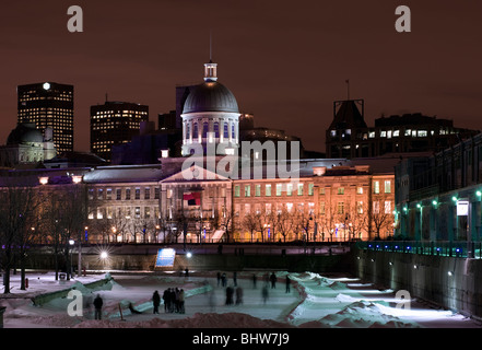 Mercato di Bonsecours di notte visto dal bacino di Bonsecours nella vecchia Montreal. Foto Stock