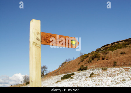 Legno bridleway pubblico segno di puntamento Roseberry Topping sul modo di Cleveland a lunga distanza a piedi con la neve in primo piano Foto Stock