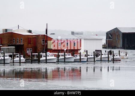 Barche da lavoro in Icy Cambridge Creek scivola Foto Stock