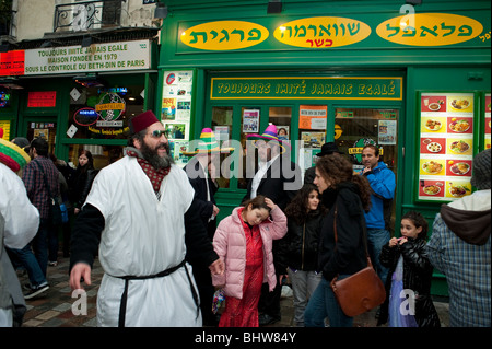 Parigi, Francia, gruppo di ebrei ortodossi francesi, proselitismo, Dancing in Street in the Marais Neighbourhood, vecchie tradizioni ebraiche, comunità ebrea, negozio Foto Stock