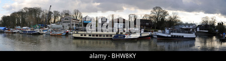 Panorama di boat yard a Eel Pie island, Twickenham, Middlesex Foto Stock