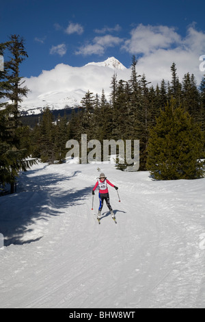 Una alta scuola nordic skiier in una gara al di sotto del Monte Cofano in North Central Oregon Cascade Mountains Foto Stock