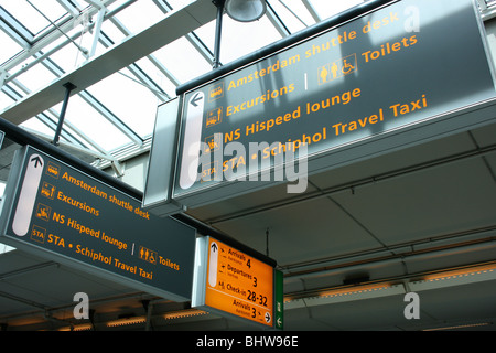 Segni di direzione dentro l'aeroporto di Schiphol, Amsterdam, Paesi Bassi, Europa Foto Stock