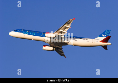 Airbus A321 azionato da BMI arrampicata fuori dal decollo all'Aeroporto di Londra Heathrow Foto Stock