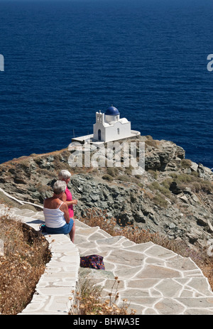 Viaggiatori anziani prendere un periodo di riposo vicino alla cappella dell' EPTA Martyres, Sifnos Island, Grecia Foto Stock