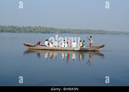 Molte delle persone che viaggiano attraverso Backwaters del Kerala in una piccola barca di legno.Village per il villaggio di viaggio è solo da questa barca Foto Stock