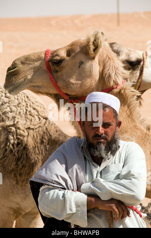 Tradizionalmente condita arabo camel herders Al Dhafra camel festival, Zayed City, Abu Dhabi, Emirati arabi uniti Foto Stock