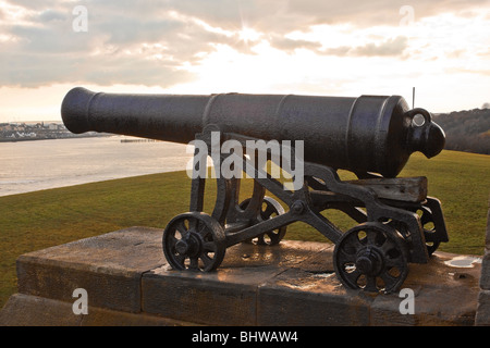 Il cannone sulle pareti del monumento Collingwoods Tynemouth a. Questo è uno dei quattro che provenivano dalla sua ammiraglia la Royal Sovereign Foto Stock