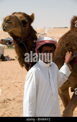 Tradizionalmente condita arabo camel herders Al Dhafra camel festival, Zayed City, Abu Dhabi, Emirati arabi uniti Foto Stock