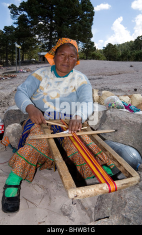 Tarahumara donna tesse il cotone in rame Canyon, Stato di Chihuahua, Messico. Foto Stock