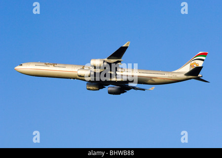 Airbus A340 azionato da Etihad Airways arrampicata fuori dopo il decollo dall'Aeroporto di Londra Heathrow Foto Stock