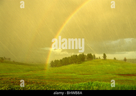 Rainbow si forma durante la grandine e temporale al parco nazionale della Grotta del Vento nelle Black Hills del Dakota del Sud, STATI UNITI D'AMERICA Foto Stock