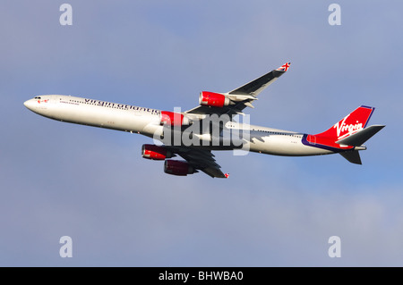 Airbus A340 azionato da Virgin Atlantic arrampicata fuori dal decollo all'Aeroporto di Londra Heathrow Foto Stock