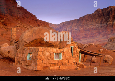 Vecchia casa di roccia sotto le scogliere di Vermilion vicino Cliff abitatori' Lodge, lungo l'autostrada 89A, a ovest di fecce traghetto, Arizona, Stati Uniti d'America Foto Stock