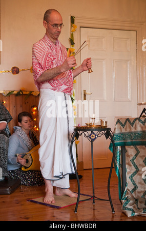 Hare Krishna devoto alla cerimonia di Gaura Purnima, benedizione bastoncini di incenso prima della cerimonia Foto Stock