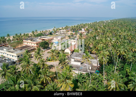 Ampio angolo di vista aerea del Kerala bella Borgata costiera e palme da cocco paesaggio.Vista Panoramica dalla cima della casa di Luce Foto Stock