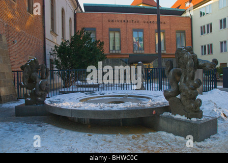 Fontana in inverno Ovocny trh Piazza Città Vecchia Praga Repubblica Ceca Europa Foto Stock