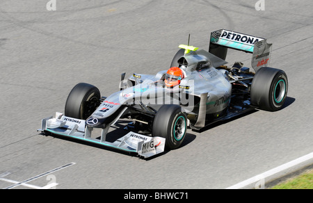Michael Schumacher di guidare per la Mercedes GP Petronas team durante i test sul Circuito de Catalunya, Montmelo, Spagna 2010 Foto Stock