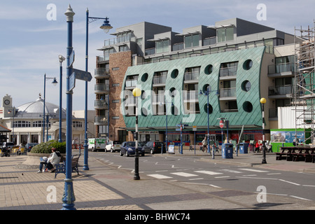 Appartamenti fronte mare dell'Esplanade House, architettura di design pluripremiata del Regno Unito di Porthcawl Wales, resort costiero gallese costa britannica Foto Stock