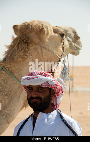 Tradizionalmente condita arabo camel herders Al Dhafra camel festival, Zayed City, Abu Dhabi, Emirati arabi uniti Foto Stock