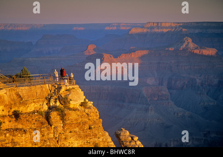 Visitatori Visualizza sunrise al Grand Canyon dal Mather Point su South Rim, il Parco Nazionale del Grand Canyon, Arizona, Stati Uniti d'America Foto Stock