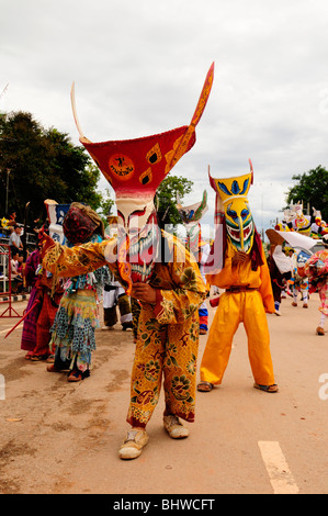 Ragazzi in costumi bizzarre e strane maschere fantasma , phitakon festival (phi ta khon) , dansai , loei , della Thailandia Foto Stock