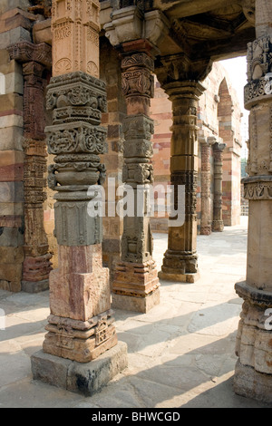 Colonne indù presso il complesso di Qutb, sito in corrispondenza del Qutb Minar, a Delhi, India. Foto Stock