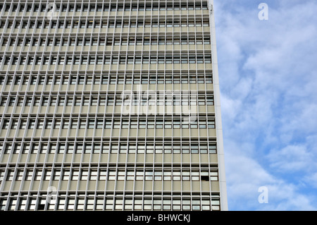 Alto edificio urbano. Abstract architettura moderna dello sfondo. Foto Stock