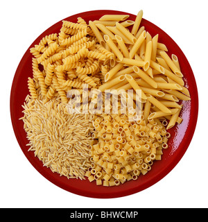 Piastra di colore rosso con quattro tipi di pasta. Il cibo italiano. Foto Stock