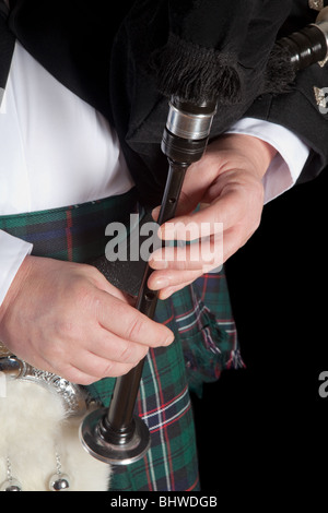 Highlander scozzese indossa kilt e riproduzione di cornamuse Foto Stock