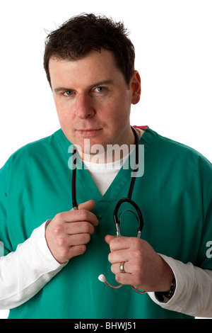 Uomo che indossa medical scrubs tenendo uno stetoscopio cercando seriamente alla fotocamera Foto Stock