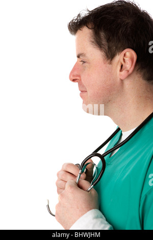 Uomo che indossa medical scrubs lato in vista di profilo azienda uno stetoscopio cercando felice Foto Stock