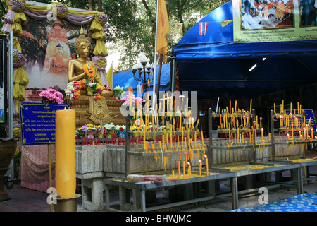 Oro statua del Buddha santuario con candele, Bangkok, Thailandia. Foto Stock