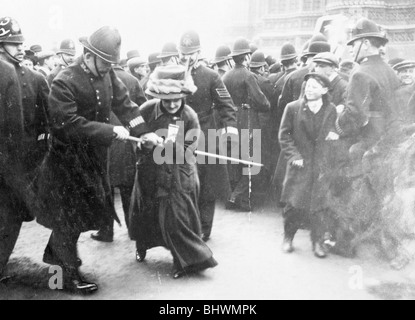 Un suffragette lottando con un poliziotto su 'Venerdì Nero", 18 novembre 1910. Artista: sconosciuto Foto Stock
