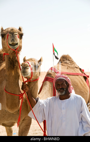 Tradizionalmente condita arabo camel herders Al Dhafra camel festival, Zayed City, Abu Dhabi, Emirati arabi uniti Foto Stock