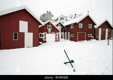 Vista del villaggio tradizionale di Grundsund durante l'inverno sulla costa di Bohuslan in Svezia Foto Stock