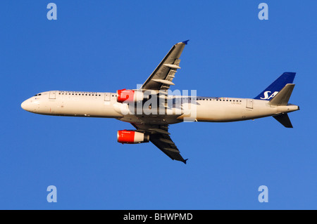 Airbus A321 azionato da arrampicata SAS fuori dal decollo all'Aeroporto di Londra Heathrow Foto Stock
